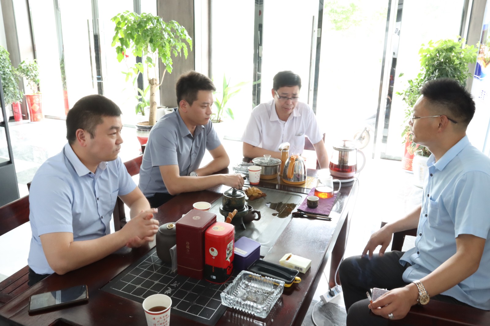 【万利官网品质服务与关切】董事长带队亲临一线，端午节巡检湖北片区